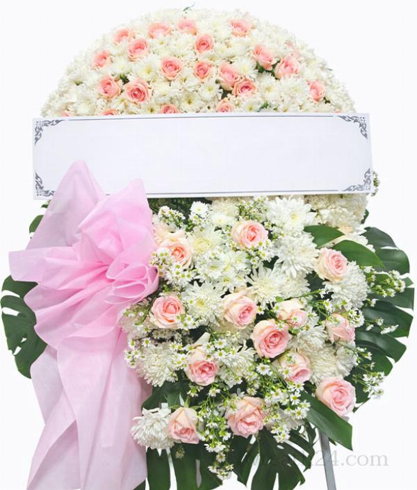 พวงหรีดเชียงใหม่หลายชั้น ขนาดกลาง โครงสร้างชัด เห็นเด่นในงาน