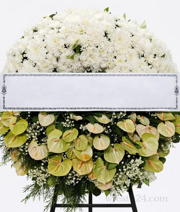 พวงหรีดสีขาวผสมสีอ่อน มีมิติ ดูอ่อนโยน แต่ไม่เรียบจนเกินไป