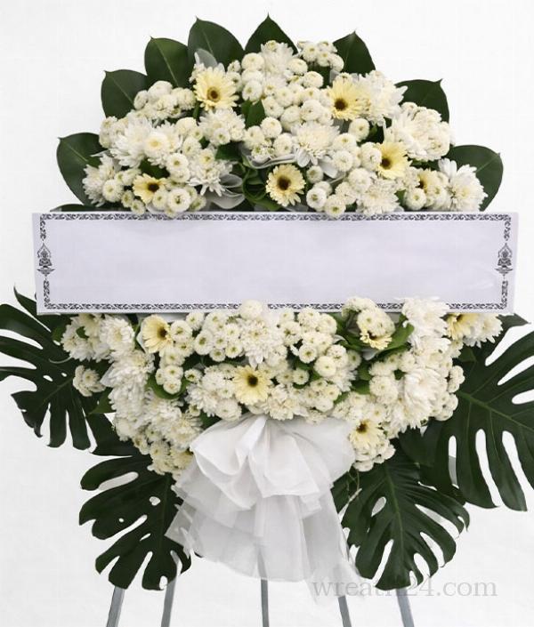 พวงหรีดดอกไม้สีขาวเรียบ ทรงมาตรฐาน สุภาพ เหมาะกับงานทั่วไป