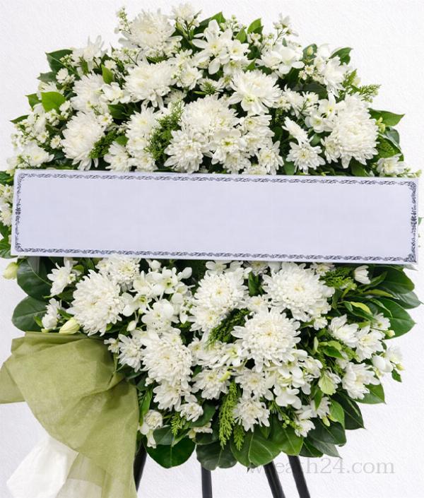 พวงหรีดดอกไม้ขาวเขียวทรงวงรีให้ความรู้สึกธรรมชาติสบายตา