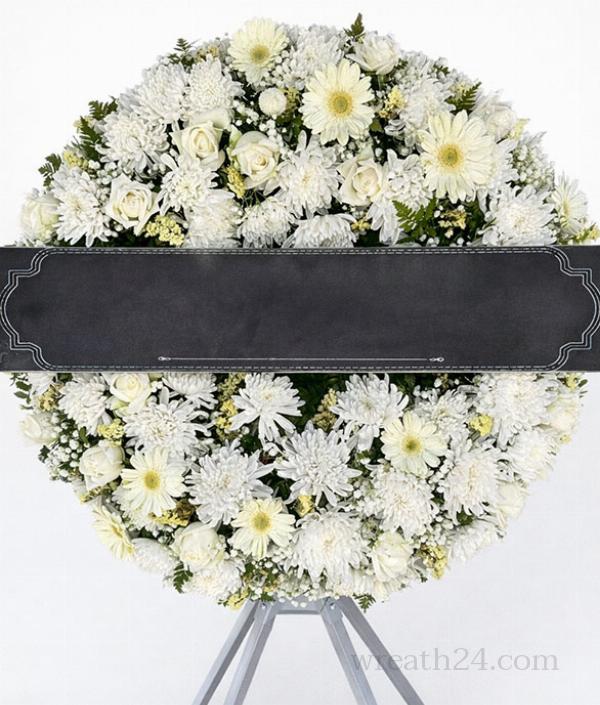 พวงหรีดขนาดใหญ่ ดอกไม้แน่น โดดเด่น เหมาะกับงานศาลาวัดกว้างในกาฬสินธุ์