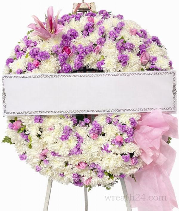 พวงหรีดดอกไม้ผสมหลายชนิด สีสุภาพหลากหลาย ให้ความรู้สึกสมดุลและมีมิติ