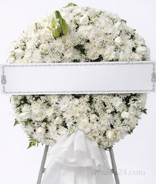 พวงหรีดดอกไม้สีขาว ทรงมาตรฐาน เรียบสุภาพ ใช้ในงานศพทั่วไปในกาฬสินธุ์
