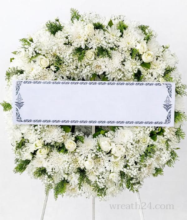 พวงหรีดดอกไม้เขียวขาว โทนธรรมชาติ เรียบง่าย ใช้ในงานครอบครัวกาญจนบุรี
