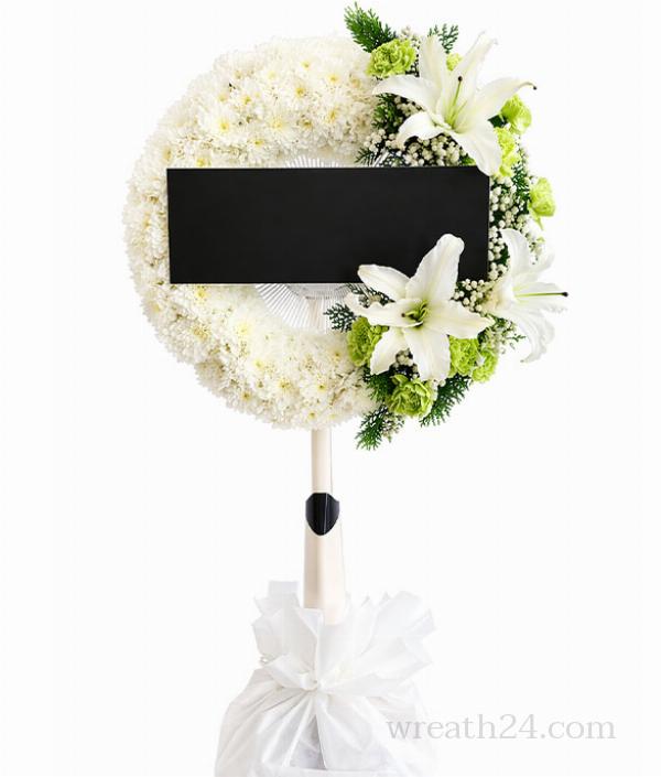พวงหรีดกาญจนบุรี แบบผสมดอกไม้และพัดลม สมดุลทั้งความสวยและการใช้งาน
