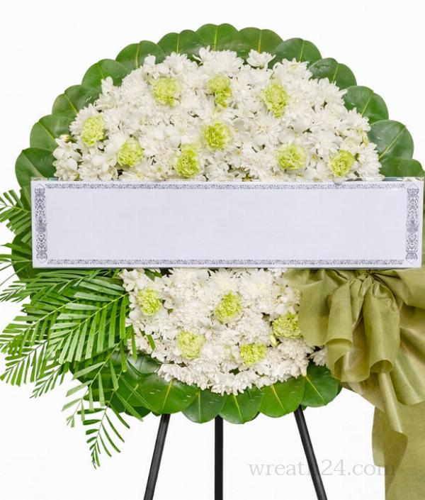 พวงหรีดลพบุรีสีขาวแซมเขียวดูสงบเป็นธรรมชาติเรียบร้อย
