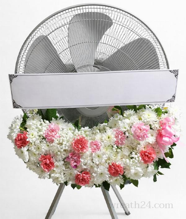 พวงหรีดพัดลมขนาดใหญ่ ดีไซน์สุภาพ เหมาะกับงานใหญ่