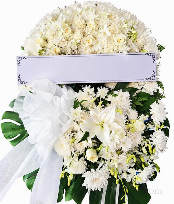 พวงหรีดขนาดใหญ่ดอกไม้สีขาวแน่นเต็มวงดูสง่างามและเป็นทางการ