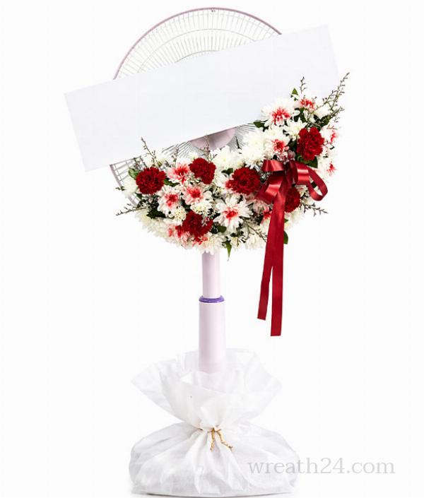 พวงหรีดผสมดอกไม้และพัดลม รวมความสวยงามและการใช้งานเข้าด้วยกัน