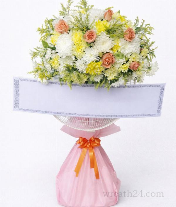 พวงหรีดผสมดอกไม้และพัดลม โทนขาวเขียว สมดุลทั้งความสวยและการใช้งาน