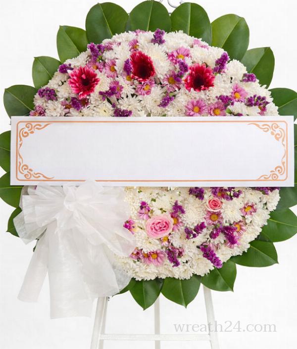 พวงหรีดดอกไม้ผสมหลายสี จัดแน่น ดูมีมิติ เหมาะงานขนาดใหญ่