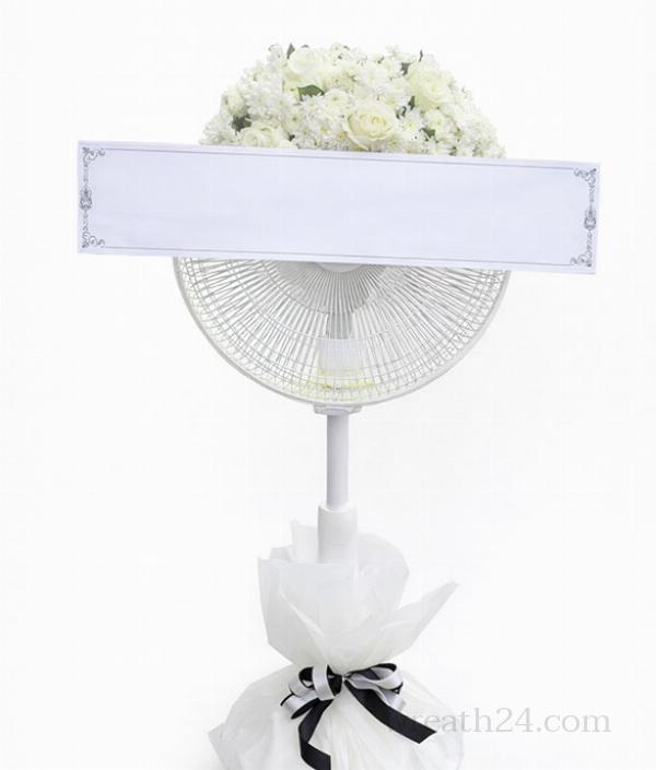พวงหรีดพัดลมสีขาวเรียบสุภาพ เหมาะกับงานศพทั่วไปในร้อยเอ็ด