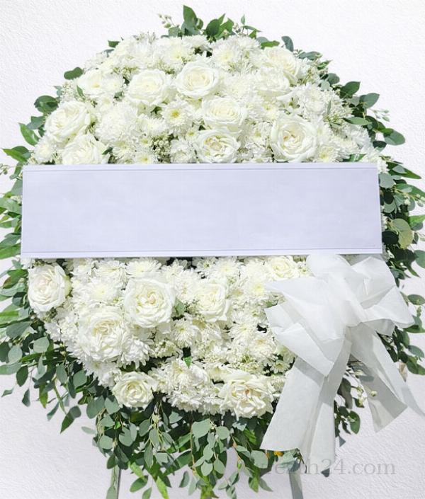 พวงหรีดดอกไม้สีขาวล้วนทรงกลม ดูเรียบร้อยและสุภาพ