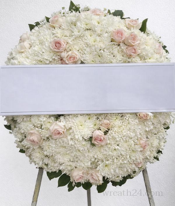 พวงหรีดดอกไม้โทนขาวชมพูอ่อน ให้ความรู้สึกอบอุ่น