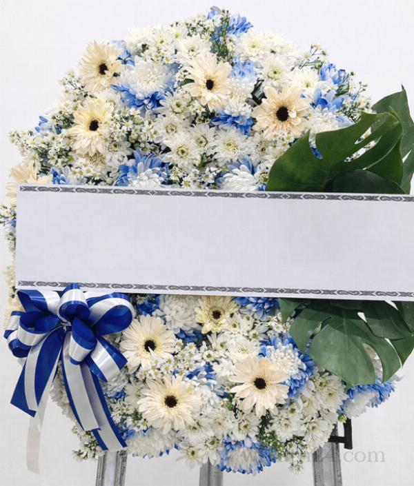 พวงหรีดดอกไม้หลายสี โทนสุภาพ มีมิติ ไม่เรียบจนเกินไป