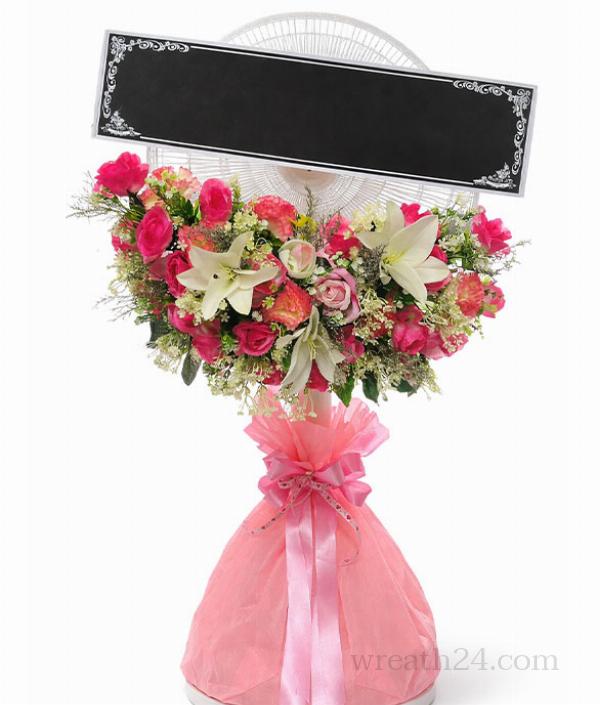 พวงหรีดสุโขทัยผสมดอกไม้และพัดลม ได้ทั้งความสวยและการใช้งาน