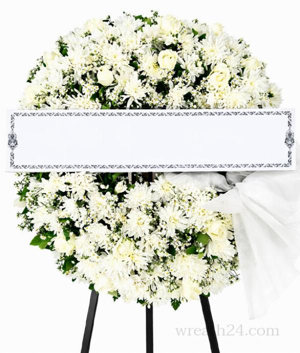 พวงหรีดสุโขทัยดอกไม้สีขาวเรียบ ทรงวงรี ดูสุภาพ เหมาะกับงานทั่วไป