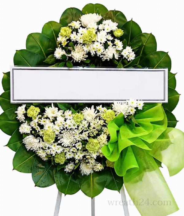 พวงหรีดมินิมอลเรียบง่าย ดอกไม้น้อย เน้นโทนสงบ เหมาะกับงานเล็ก