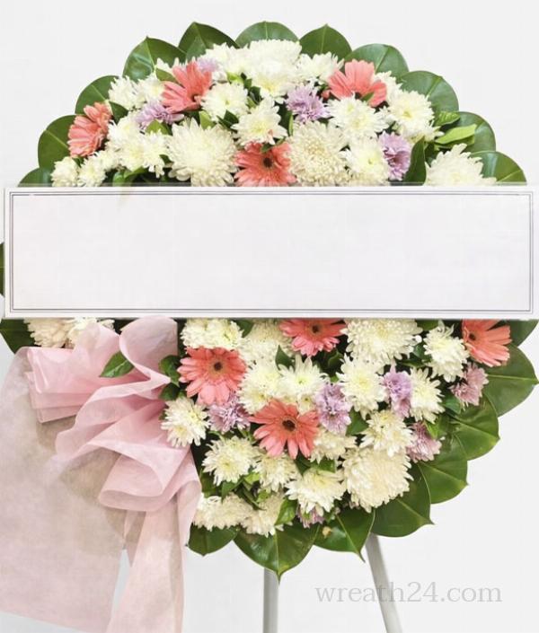พวงหรีดพาสเทลอ่อน สีชมพูขาวฟ้า ให้ความรู้สึกอ่อนโยน เหมาะกับคนใกล้ชิด