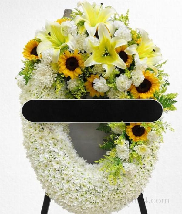 พวงหรีดสีขาวเหลือง โทนอ่อนนุ่ม ละมุน ดูสุภาพ เหมาะงานอาลัยขนาดกลางถึงใหญ่ในสุราษฎร์ธานี