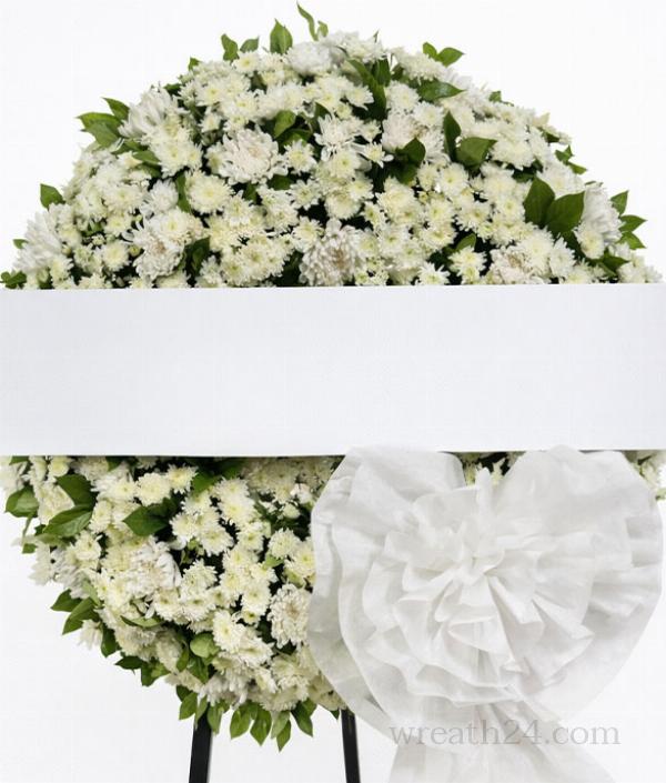 พวงหรีดสีขาวเขียว ให้ความรู้สึกสงบ สุภาพ และเรียบร้อย